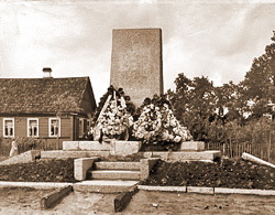 Первый памятник на месте концлагеря для советских военнопленных в пос. Кресты. Псков. Фото начала 1960-х годов
