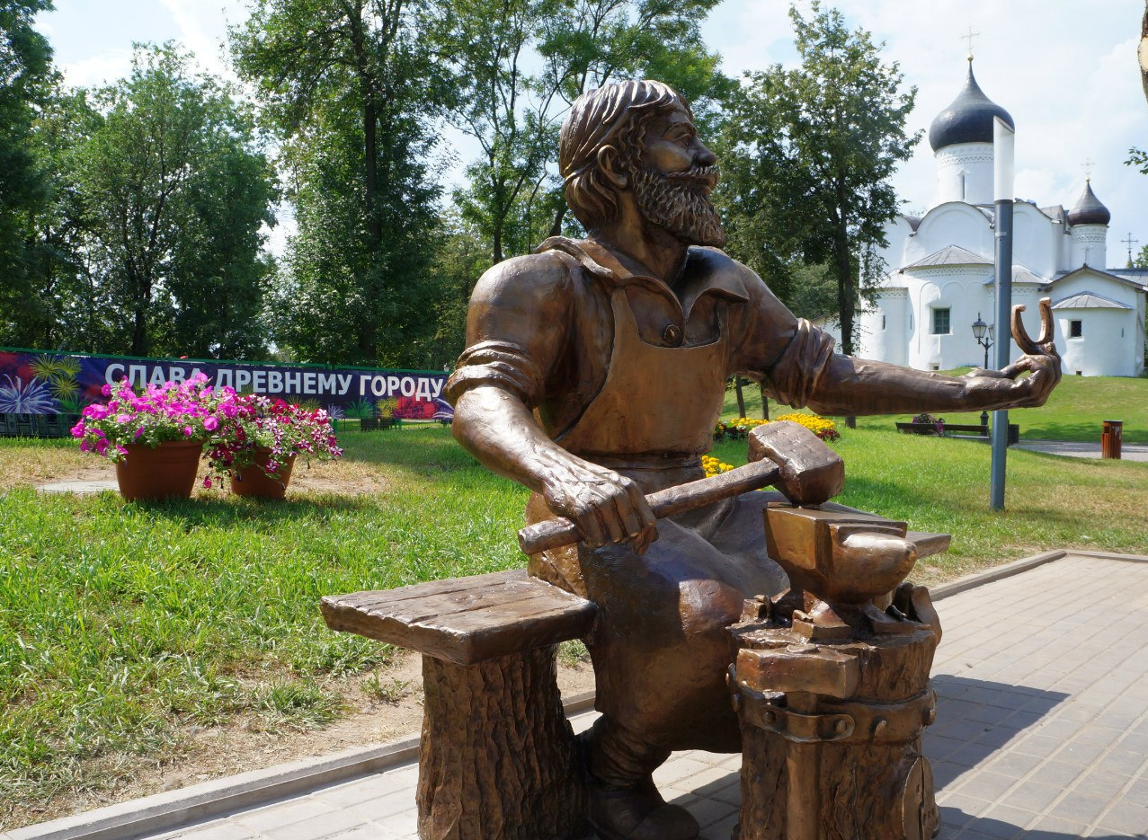 Памятник кузнецу Псков