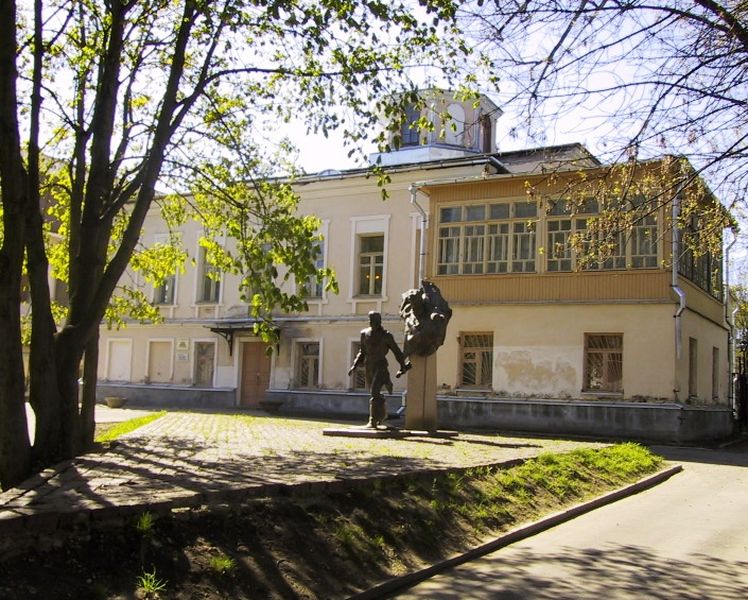 Дом А.С. Валуева (Губернаторский дом), где с 1966 года разместилась Псковская областная детская библиотека